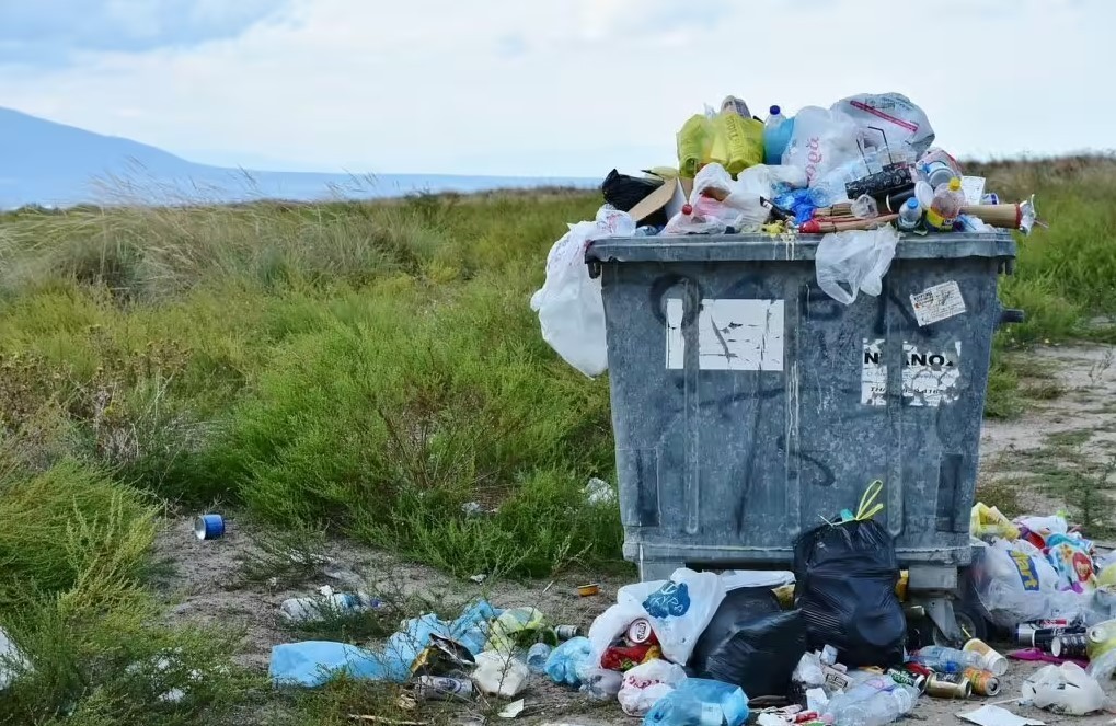 Ukliďme Slavkov: Dvě stě dobrovolníků posbíralo dvě tuny odpadu