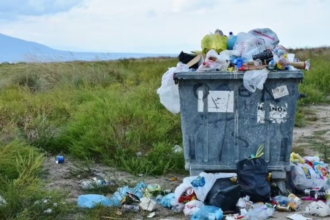 Ukliďme Slavkov: Dvě stě dobrovolníků posbíralo dvě tuny odpadu