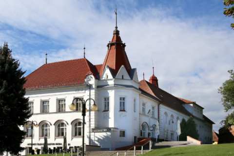 Revitalizace Společenského centra Bonaparte pokračuje opravou střechy